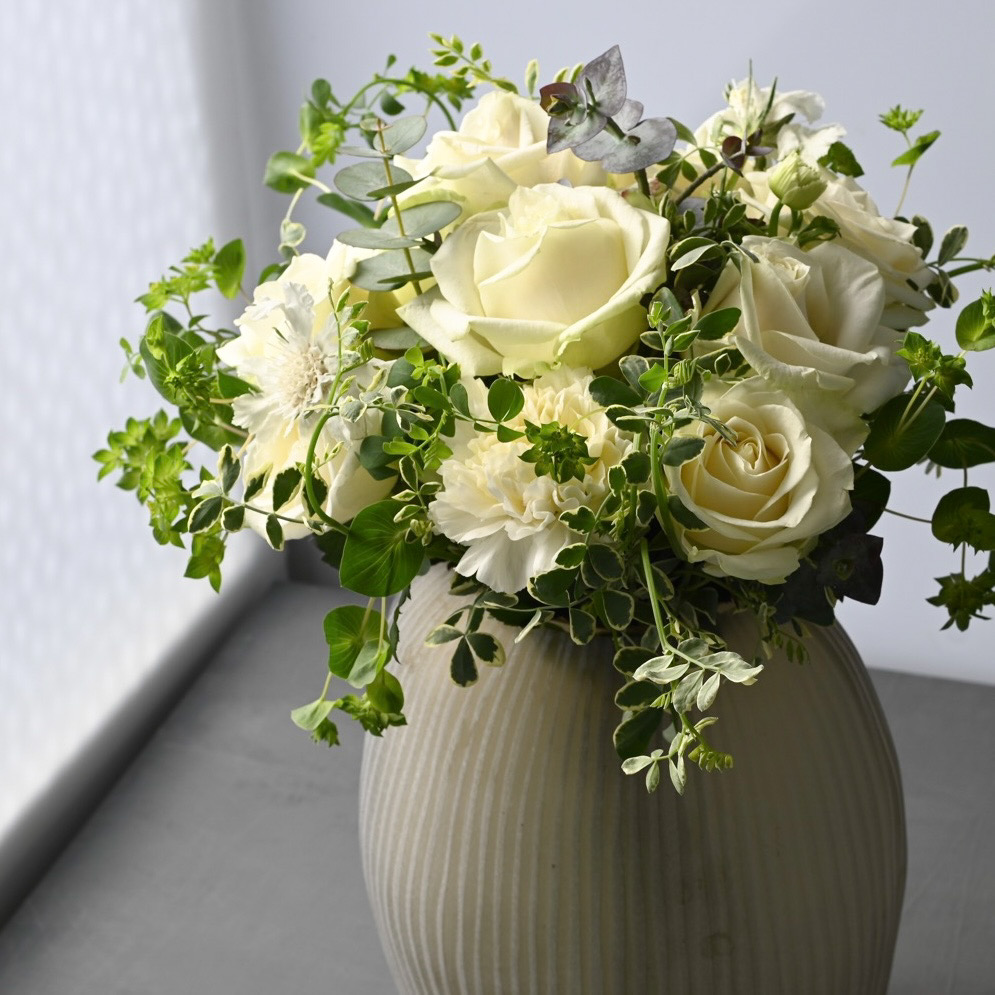 白バラ、アバランチェの花束