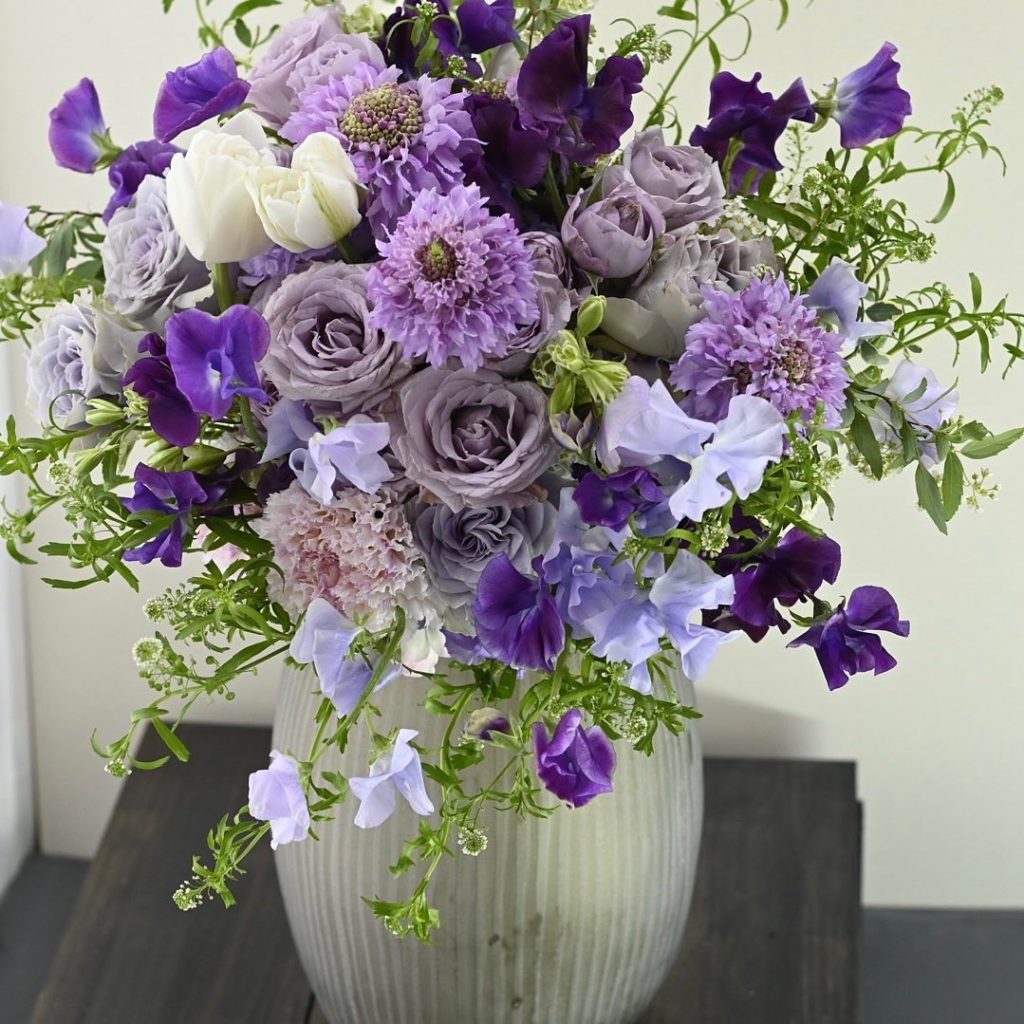 紫色の花束・スイートピー・バラ